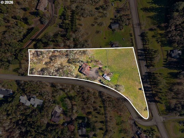 221 OAKVIEW Dr, Roseburg, OR 97471