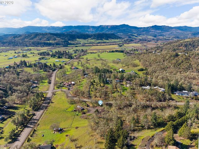 221 OAKVIEW Dr, Roseburg, OR 97471