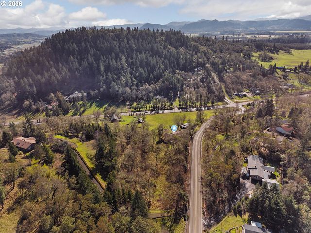221 OAKVIEW Dr, Roseburg, OR 97471