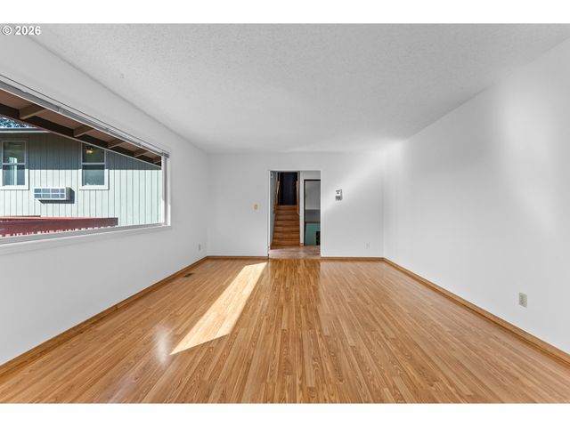 221 OAKVIEW Dr, Roseburg, OR 97471