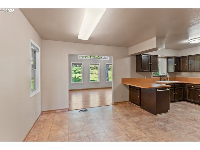 221 OAKVIEW Dr, Roseburg, OR 97471