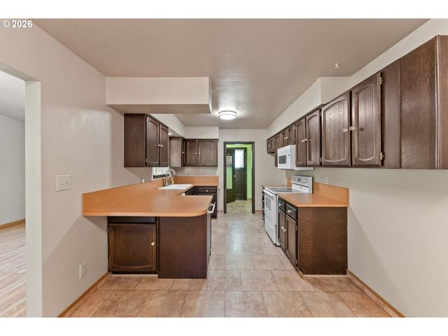 221 OAKVIEW Dr, Roseburg, OR 97471