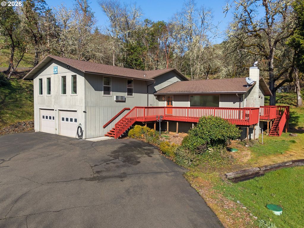 221 OAKVIEW Dr, Roseburg, OR 97471