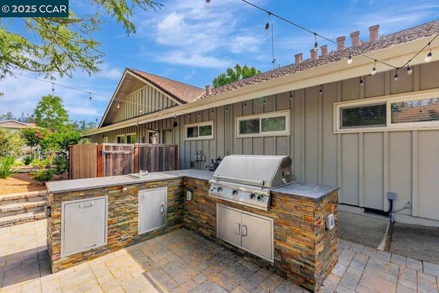 37 Miramonte Dr, Moraga, CA 94556