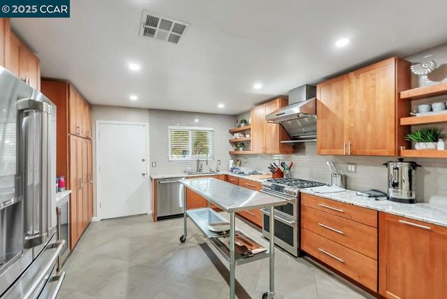 37 Miramonte Dr, Moraga, CA 94556