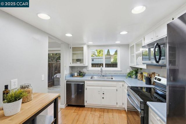 37 Miramonte Dr, Moraga, CA 94556