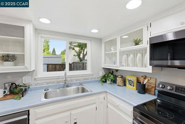 37 Miramonte Dr, Moraga, CA 94556