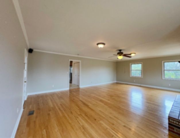 448 Powers Blvd, Waverly, TN 37185