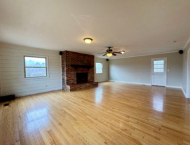 448 Powers Blvd, Waverly, TN 37185