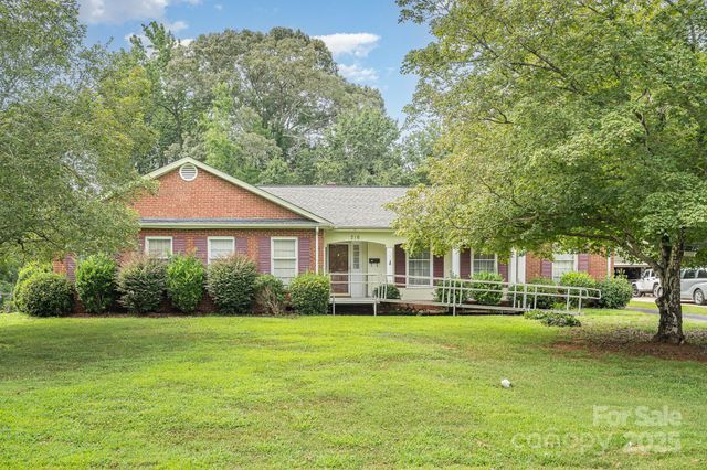 216 Chadmore Drive, Charlotte, NC 28270