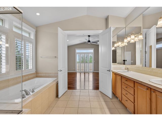 360 N STONEGATE Dr, Washougal, WA 98671