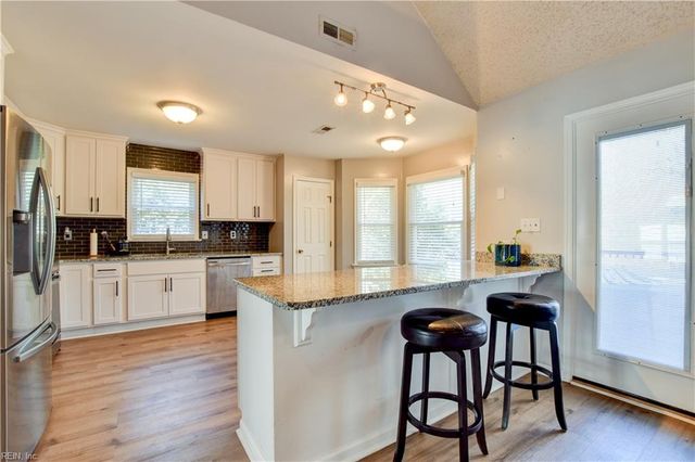 433 Broad Bend CIR, Chesapeake, VA 23320