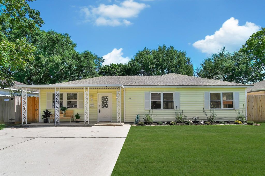 317 S 11th Street, La Porte, TX 77571