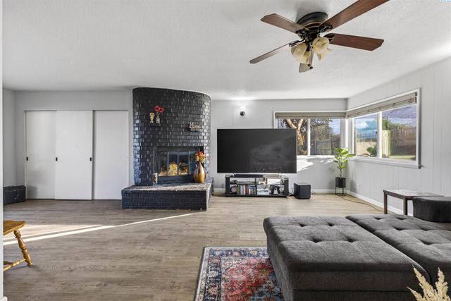 2211 W 6th Ave, Kennewick, WA 99336