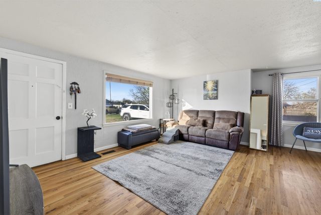 2211 W 6th Ave, Kennewick, WA 99336