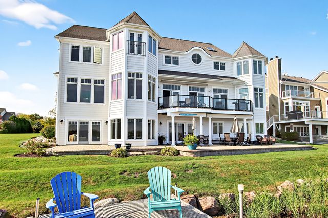 820 Peninsula Drive, Wauconda, IL 60084