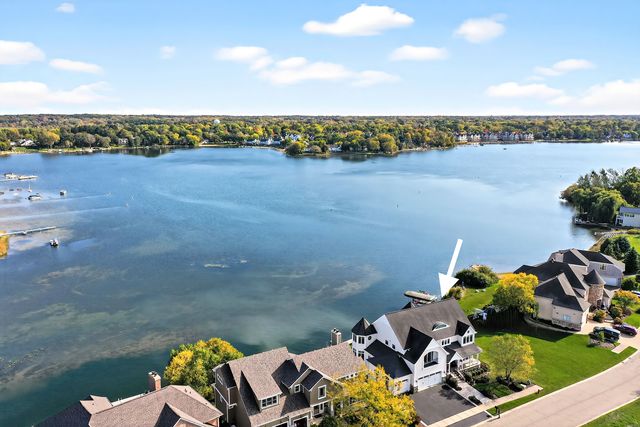 820 Peninsula Drive, Wauconda, IL 60084