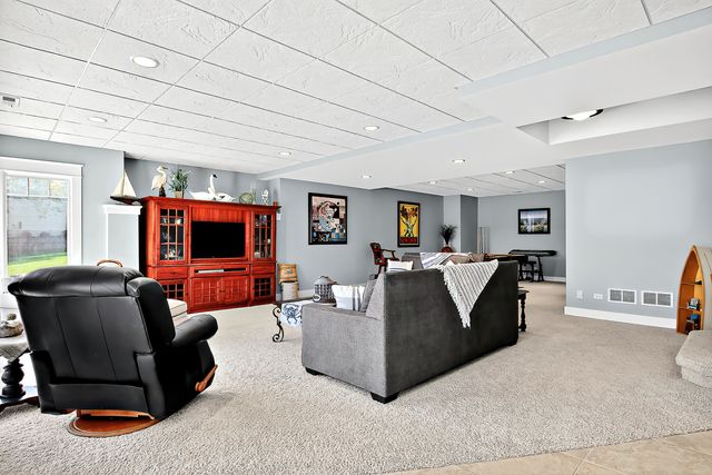 820 Peninsula Drive, Wauconda, IL 60084
