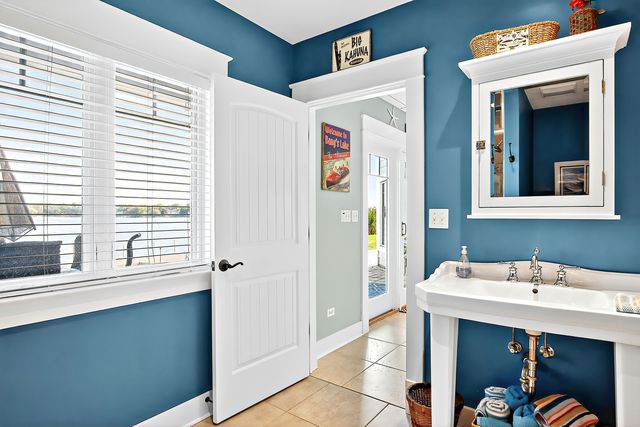 820 Peninsula Drive, Wauconda, IL 60084