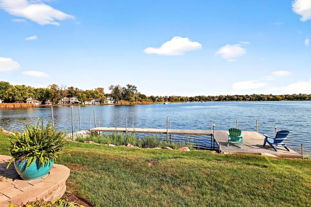 820 Peninsula Drive, Wauconda, IL 60084