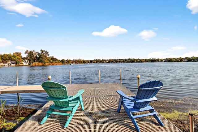 820 Peninsula Drive, Wauconda, IL 60084