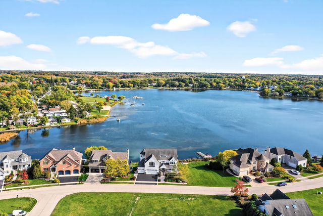 820 Peninsula Drive, Wauconda, IL 60084