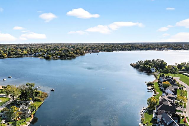 820 Peninsula Drive, Wauconda, IL 60084