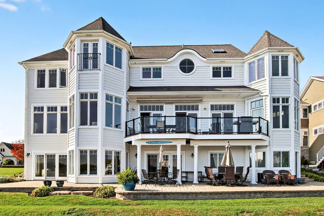 820 Peninsula Drive, Wauconda, IL 60084