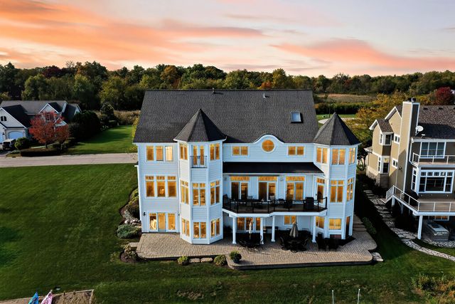 820 Peninsula Drive, Wauconda, IL 60084