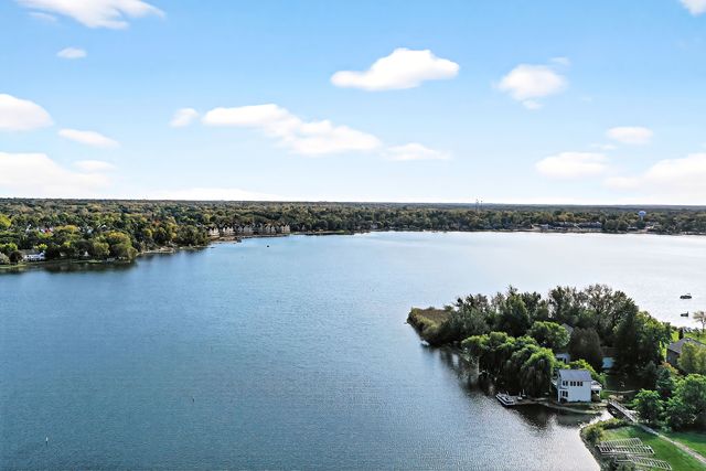 820 Peninsula Drive, Wauconda, IL 60084