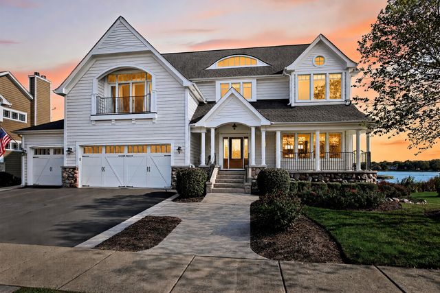 820 Peninsula Drive, Wauconda, IL 60084