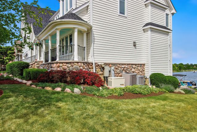 820 Peninsula Drive, Wauconda, IL 60084