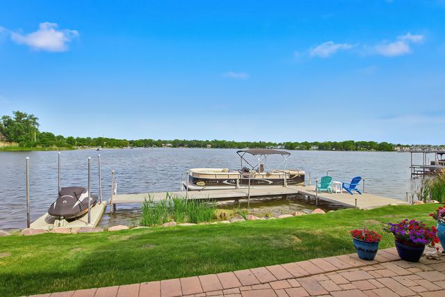 820 Peninsula Drive, Wauconda, IL 60084