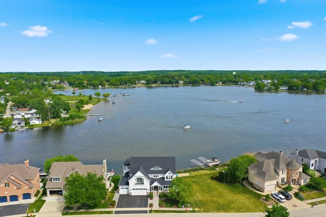 820 Peninsula Drive, Wauconda, IL 60084