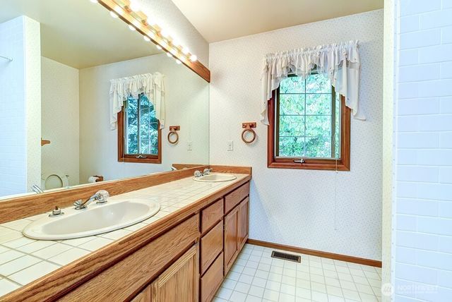 7795 80th Place SE, Mercer Island, WA 98040