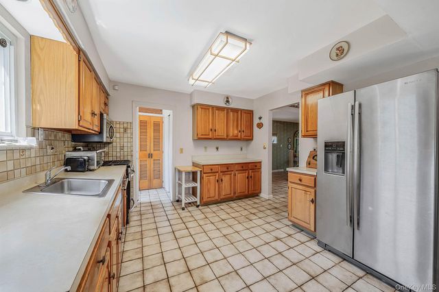 211 Meredith Lane, West Hempstead, NY 11552