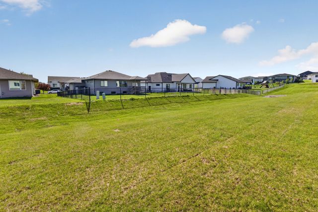 16620 Deerview Drive, Urbandale, IA 50323