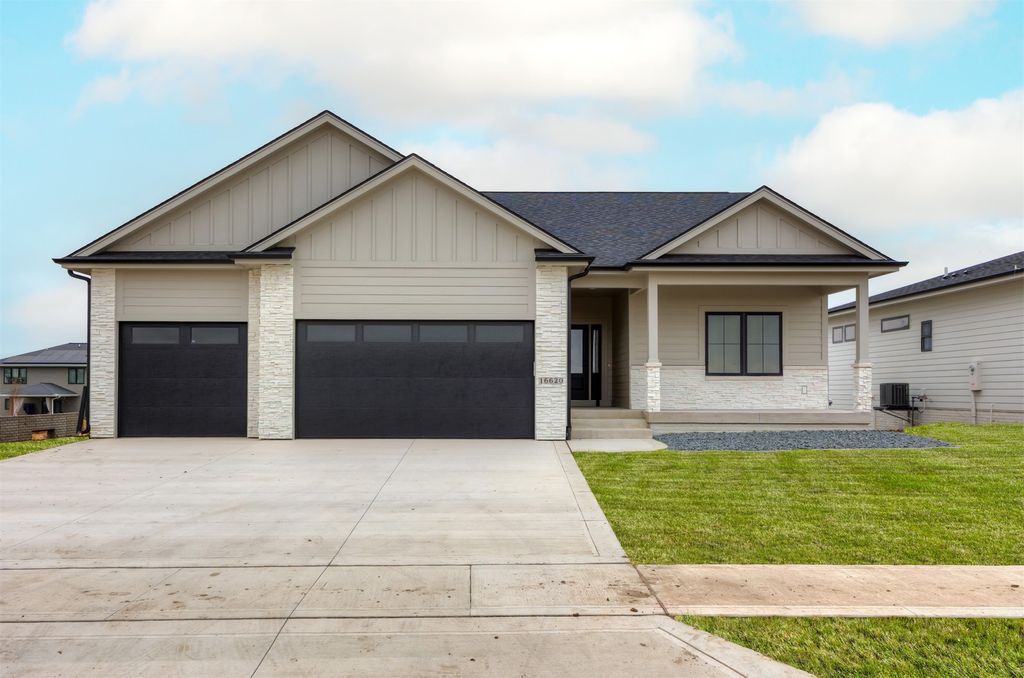 16620 Deerview Drive, Urbandale, IA 50323