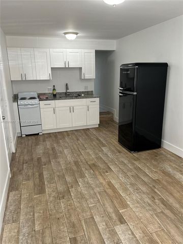3271 NW 18th Ter, Miami, FL 33125