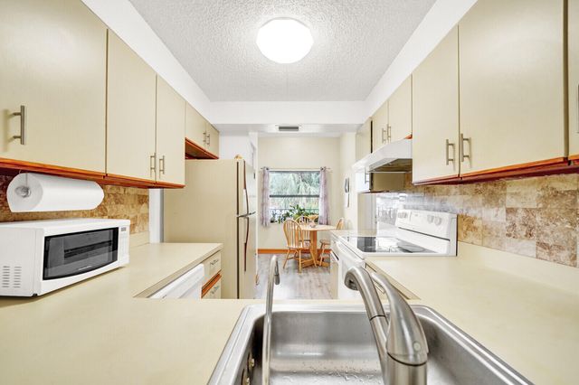 7867 Willow Spring Drive 821, Lake Worth, FL 33467