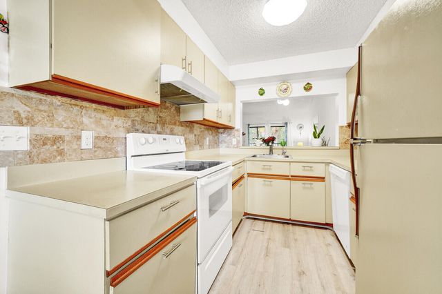 7867 Willow Spring Drive 821, Lake Worth, FL 33467