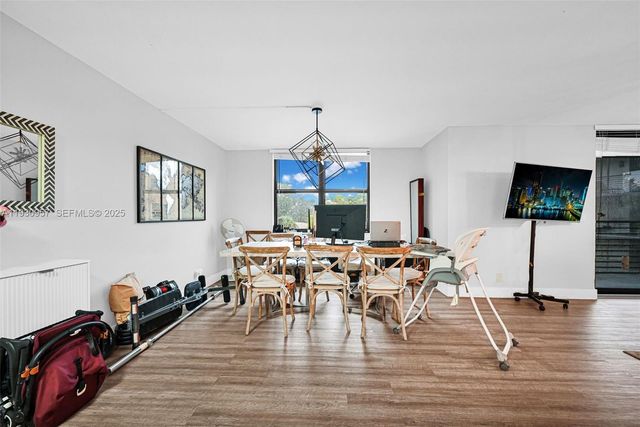 3900 N Hills Dr 303, Hollywood, FL 33021