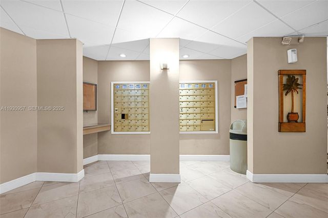 3900 N Hills Dr 303, Hollywood, FL 33021