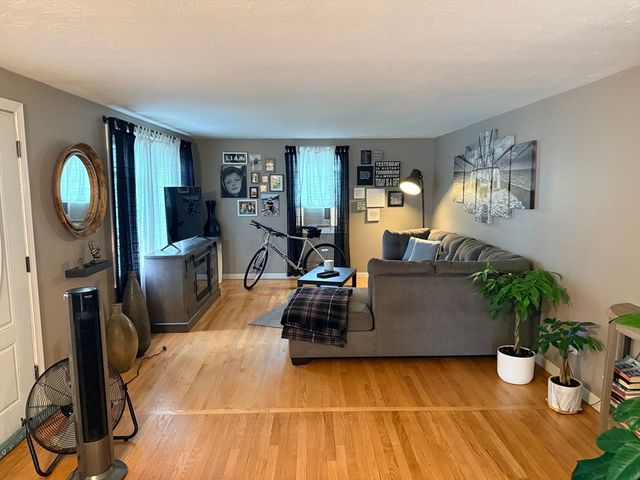187 Ninigret Ave, Mashpee, MA 02649