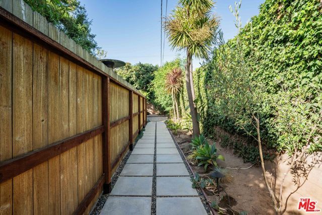 2401 32nd Street, Santa Monica, CA 90405