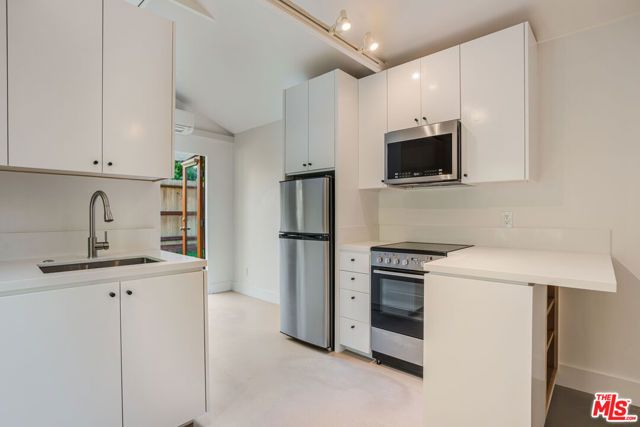 2401 32nd Street, Santa Monica, CA 90405