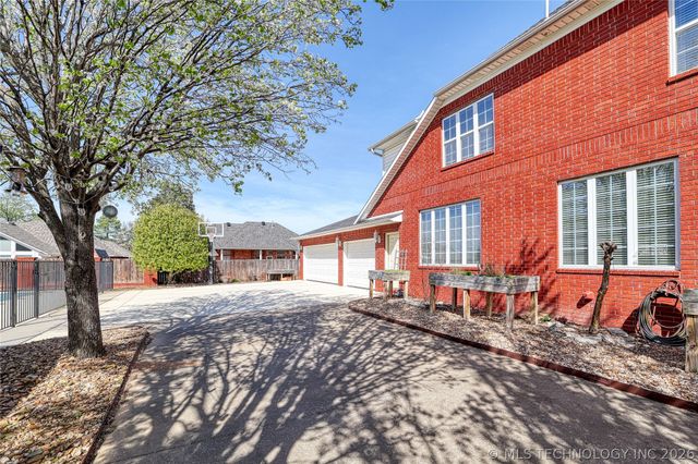 29 River Oaks Avenue, Mcalester, OK 74501