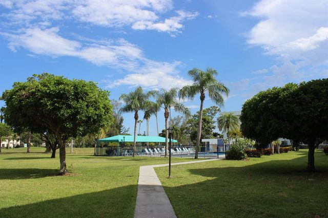 6698 N 10th Ave Avenue N 218, Lake Worth, FL 33467