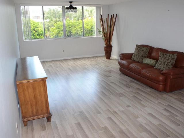 6698 N 10th Ave Avenue N 218, Lake Worth, FL 33467