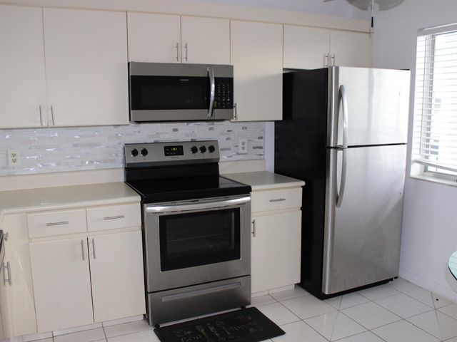 6698 N 10th Ave Avenue N 218, Lake Worth, FL 33467